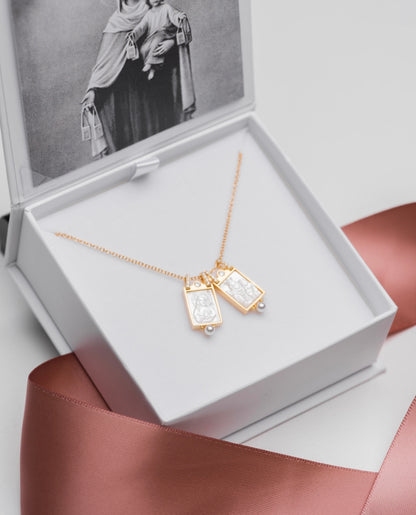 Escapulario de la Virgen del Carmen madre perla con circonias y perlitas