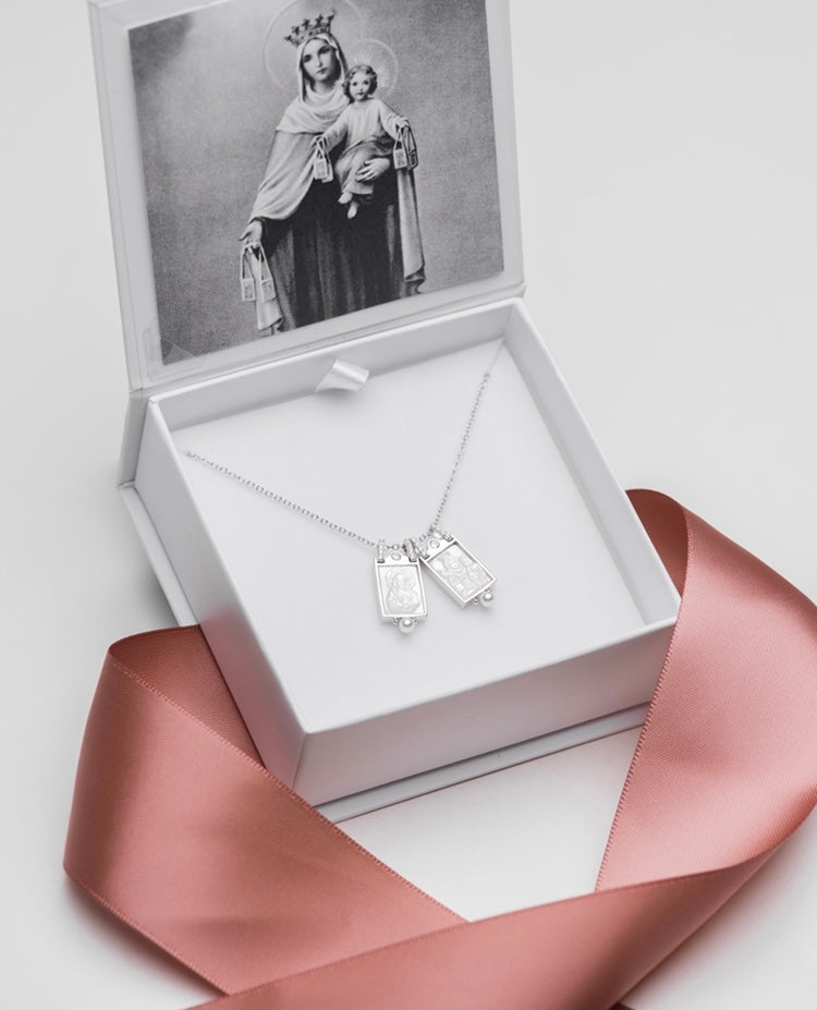 Escapulario de la Virgen del Carmen madre perla con circonias y perlitas