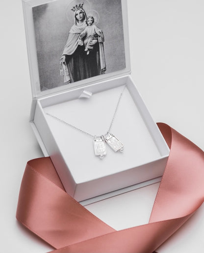 Escapulario de la Virgen del Carmen madre perla con circonias y perlitas