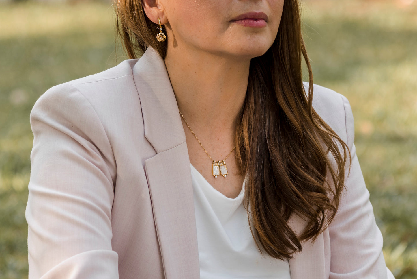 Escapulario de la Virgen del Carmen madre perla con circonias y perlitas